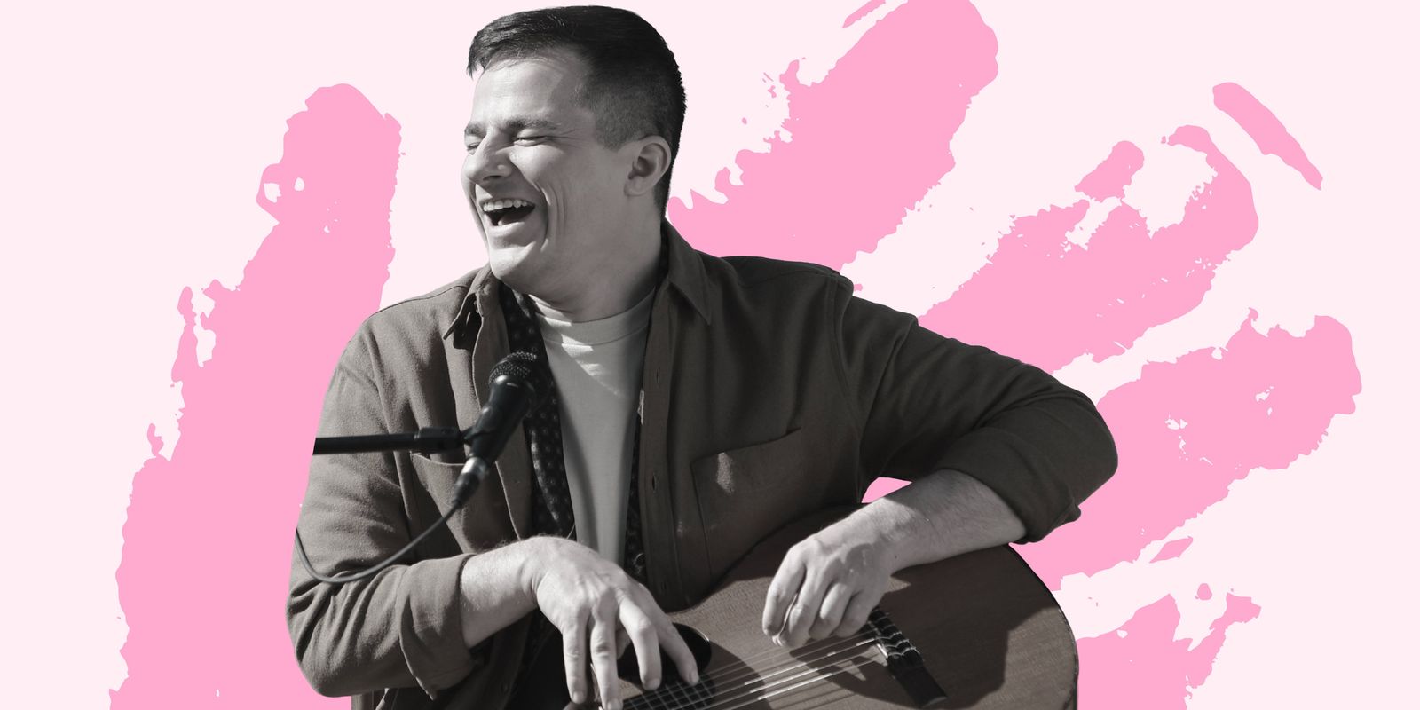 Nahuel Pennisi sonriendo con su guitarra